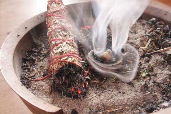 Richtig Räuchern - wie geht das?
Ich zeige und erkläre dir ein 5 Elemente Räucherritual nach Feng Shui, welches du in deinen eigenen Räumen regelmässig anwenden kannst.

Wo: LIKA. Dorfstrasse 1, 5233 Stilli b. Brugg AG
